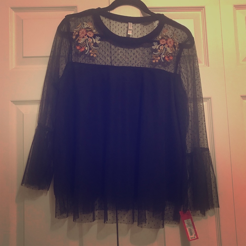 Brand new! Embroidered floral top